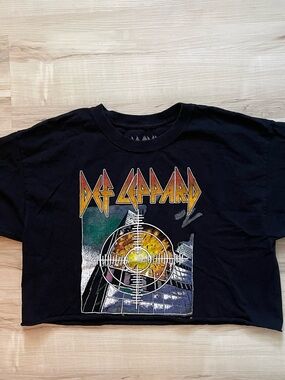 Def Leppard Black Graphic Crop Tee